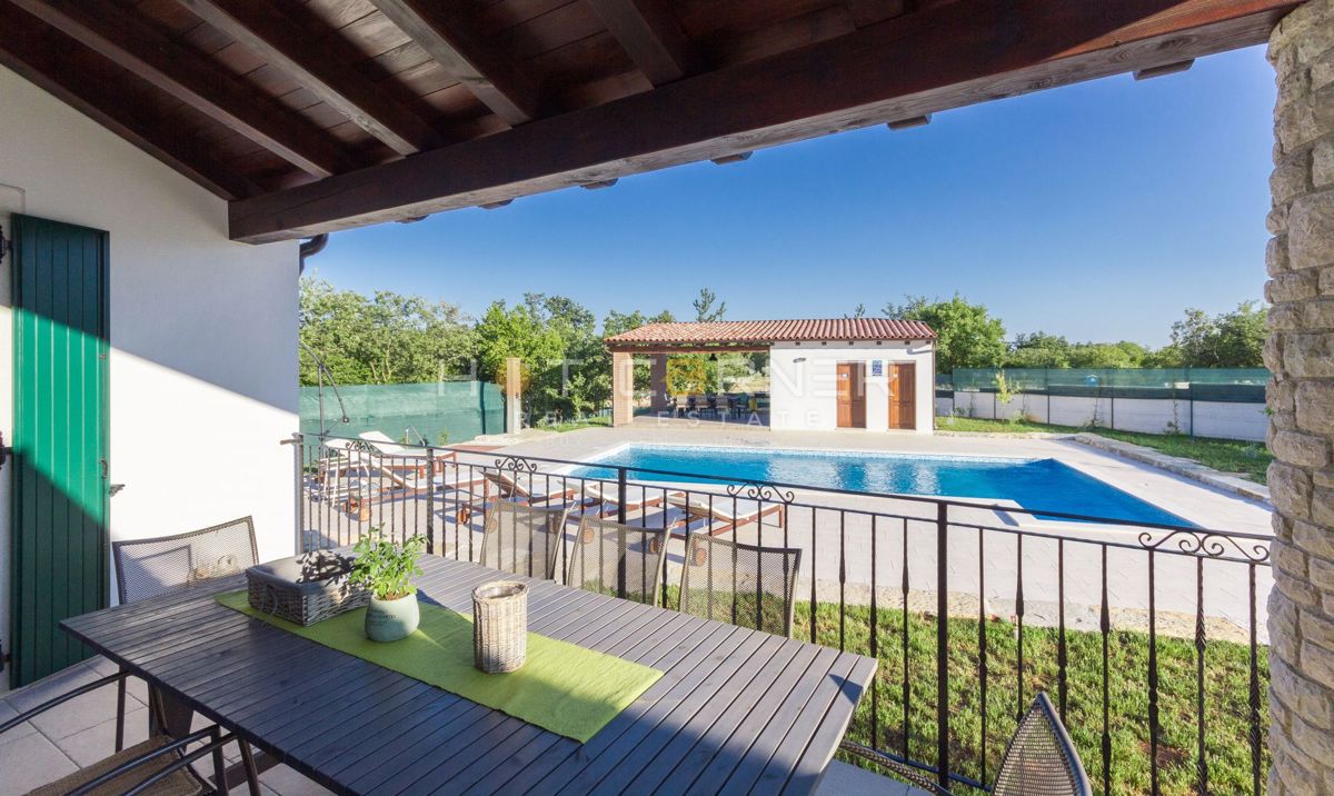 Villa istriana in stile retro rusticale con piscina e giardino di 1900 m2, 2 km dal mare!