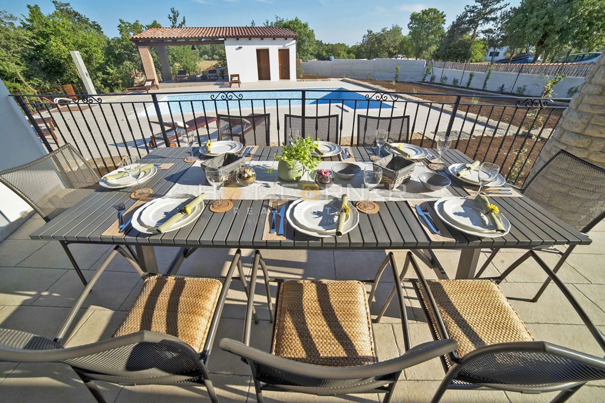 Villa istriana in stile retro rusticale con piscina e giardino di 1900 m2, 2 km dal mare!