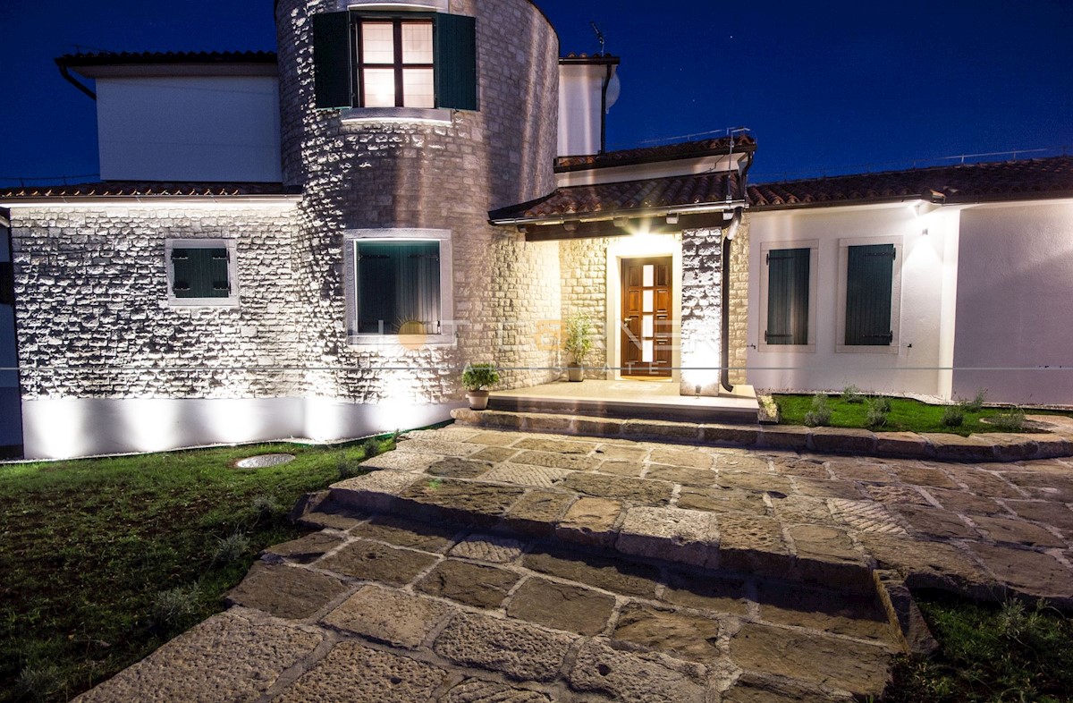 Villa istriana in stile retro rusticale con piscina e giardino di 1900 m2, 2 km dal mare!