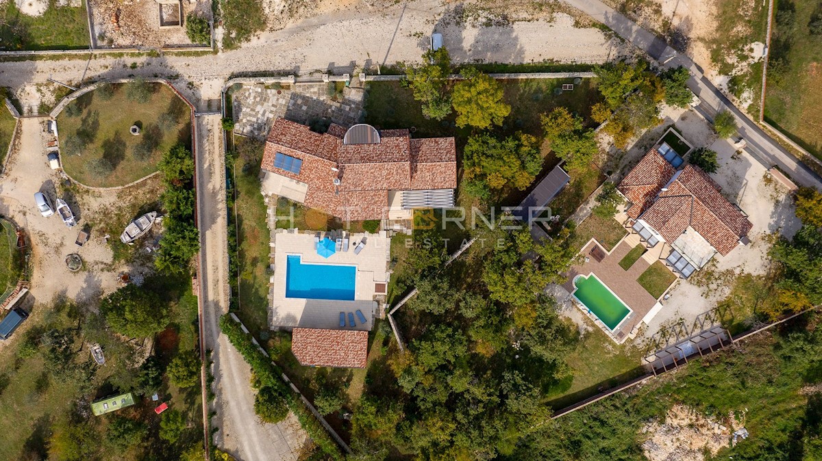 Villa istriana in stile retro rusticale con piscina e giardino di 1900 m2, 2 km dal mare!