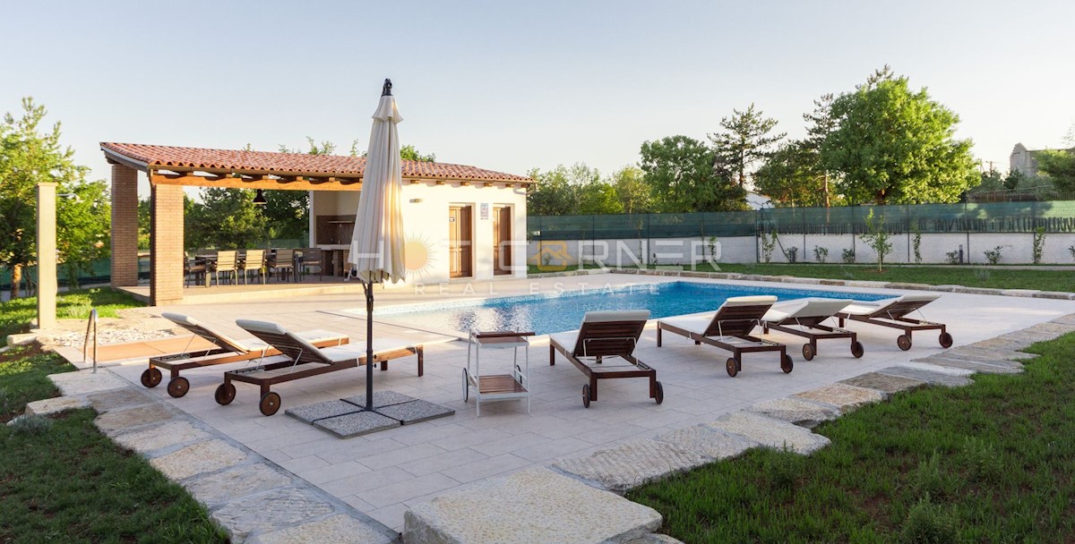 Villa istriana in stile retro rusticale con piscina e giardino di 1900 m2, 2 km dal mare!