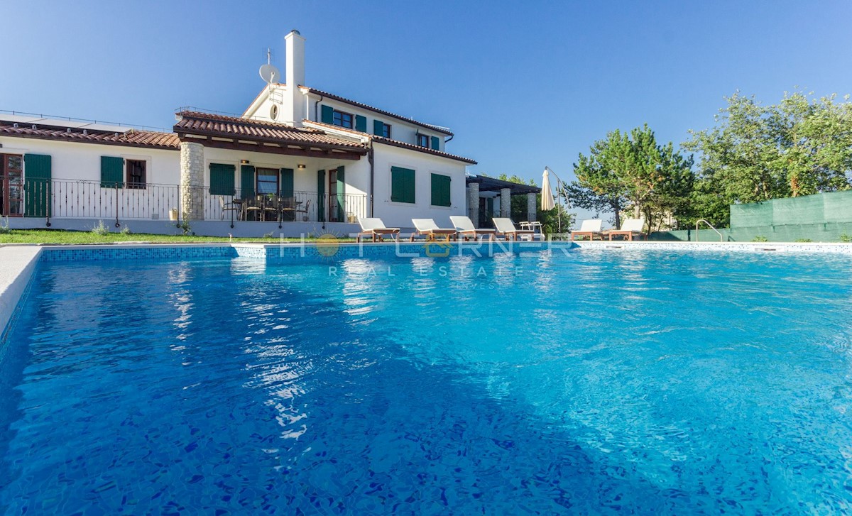 Villa istriana in stile retro rusticale con piscina e giardino di 1900 m2, 2 km dal mare!