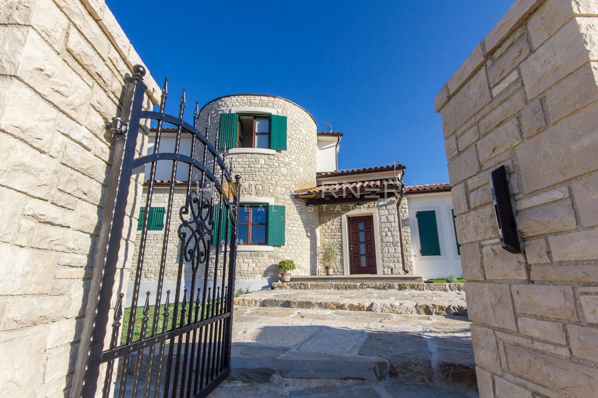 Villa istriana in stile retro rusticale con piscina e giardino di 1900 m2, 2 km dal mare!