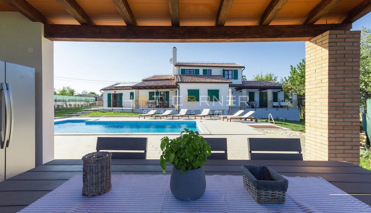 Villa istriana in stile retro rusticale con piscina e giardino di 1900 m2, 2 km dal mare!