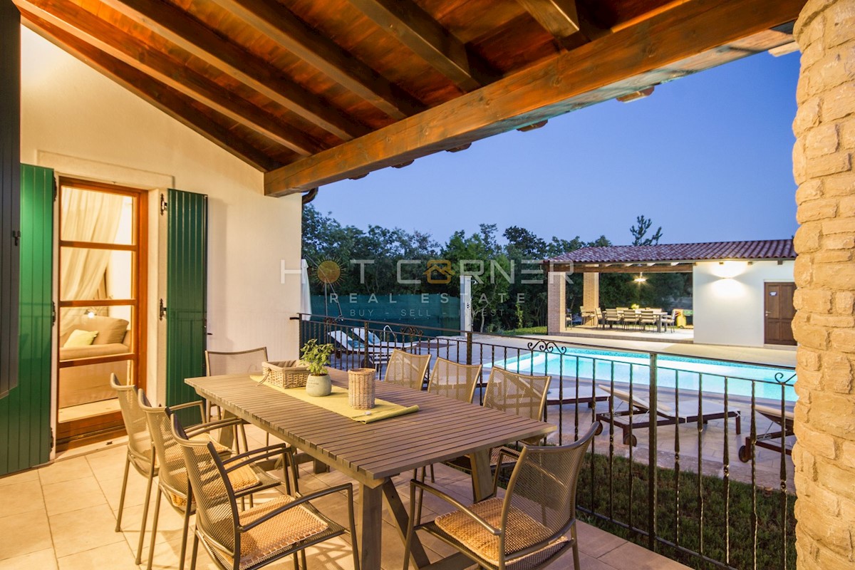 Villa istriana in stile retro rusticale con piscina e giardino di 1900 m2, 2 km dal mare!