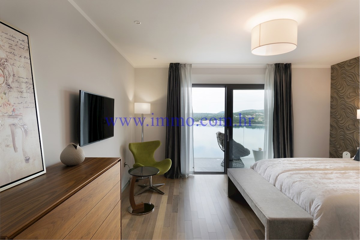 NUOVA VILLA CON PISCINA E VISTA PANORAMICA SUL MARE