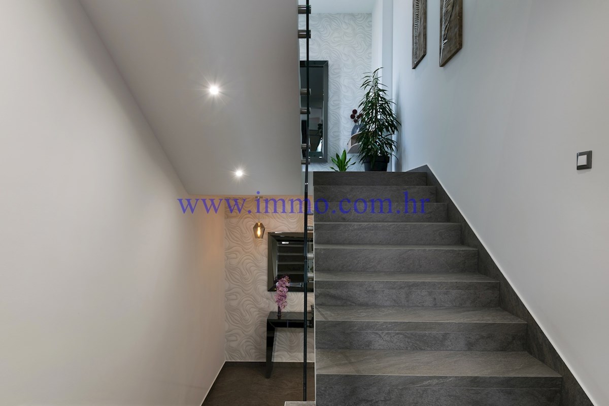 NUOVA VILLA CON PISCINA E VISTA PANORAMICA SUL MARE