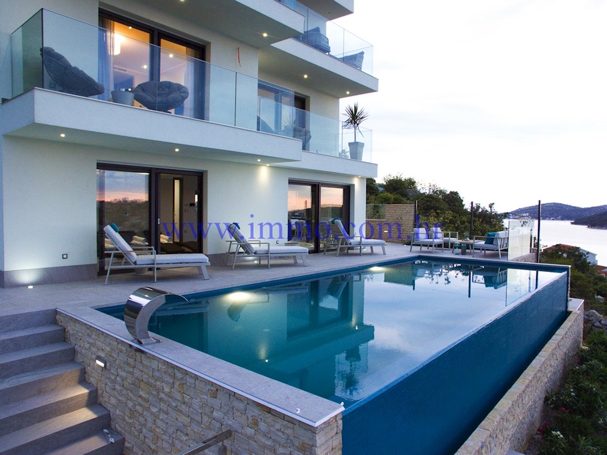 NUOVA VILLA CON PISCINA E VISTA PANORAMICA SUL MARE