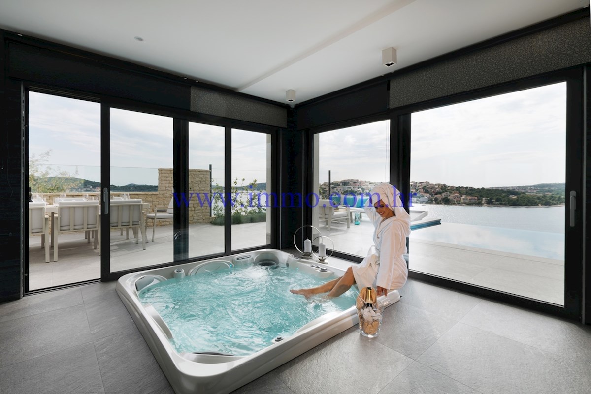 NUOVA VILLA CON PISCINA E VISTA PANORAMICA SUL MARE