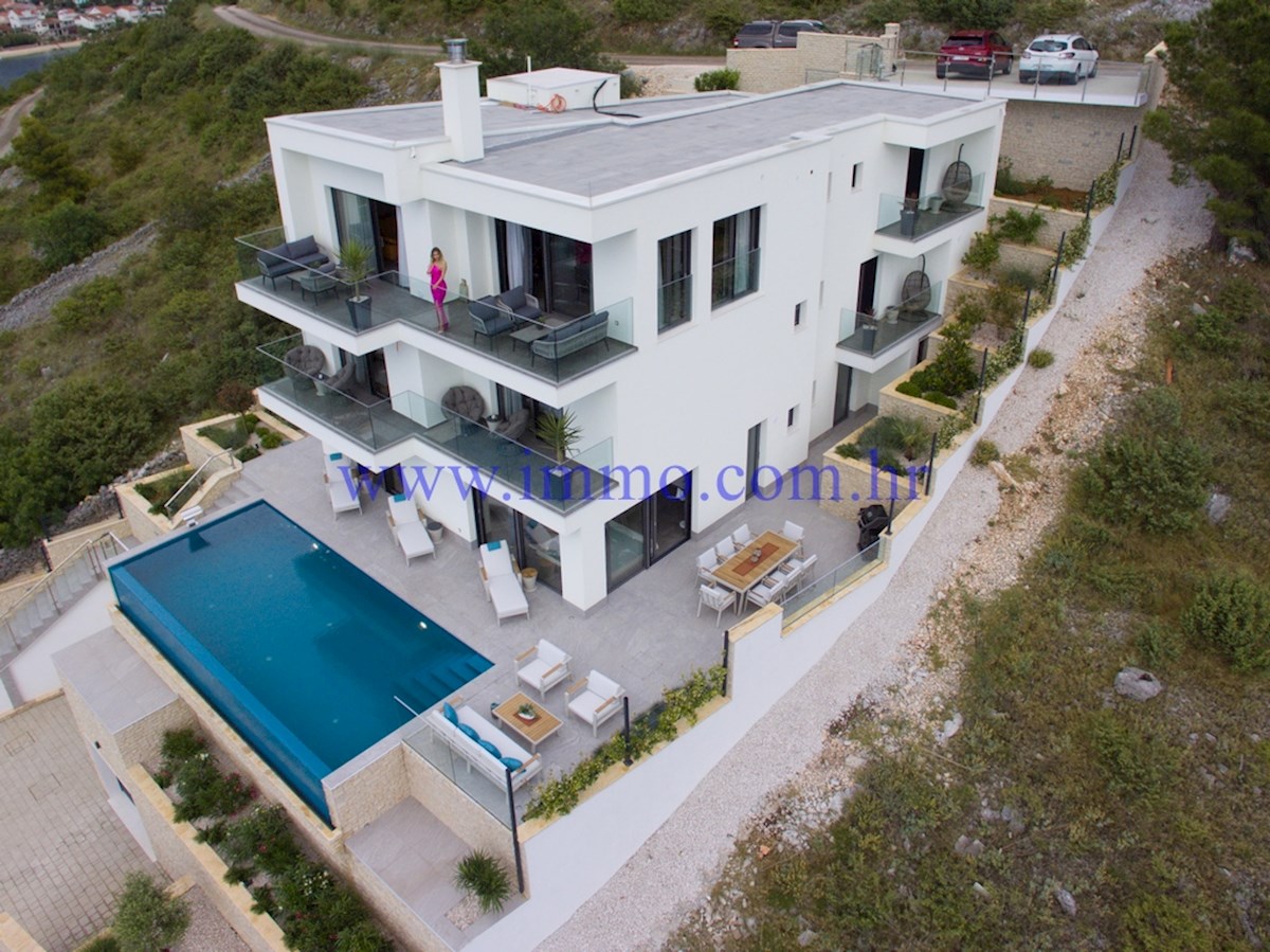 NUOVA VILLA CON PISCINA E VISTA PANORAMICA SUL MARE