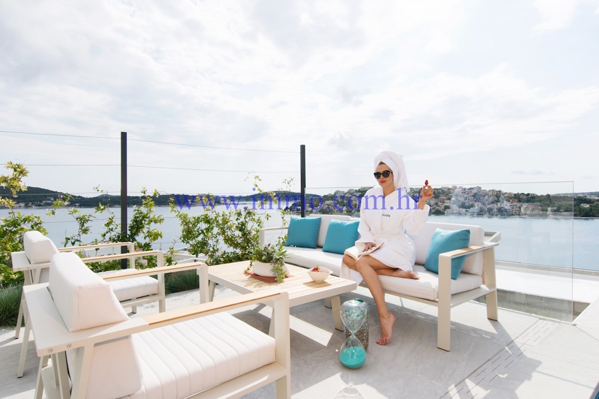 NUOVA VILLA CON PISCINA E VISTA PANORAMICA SUL MARE