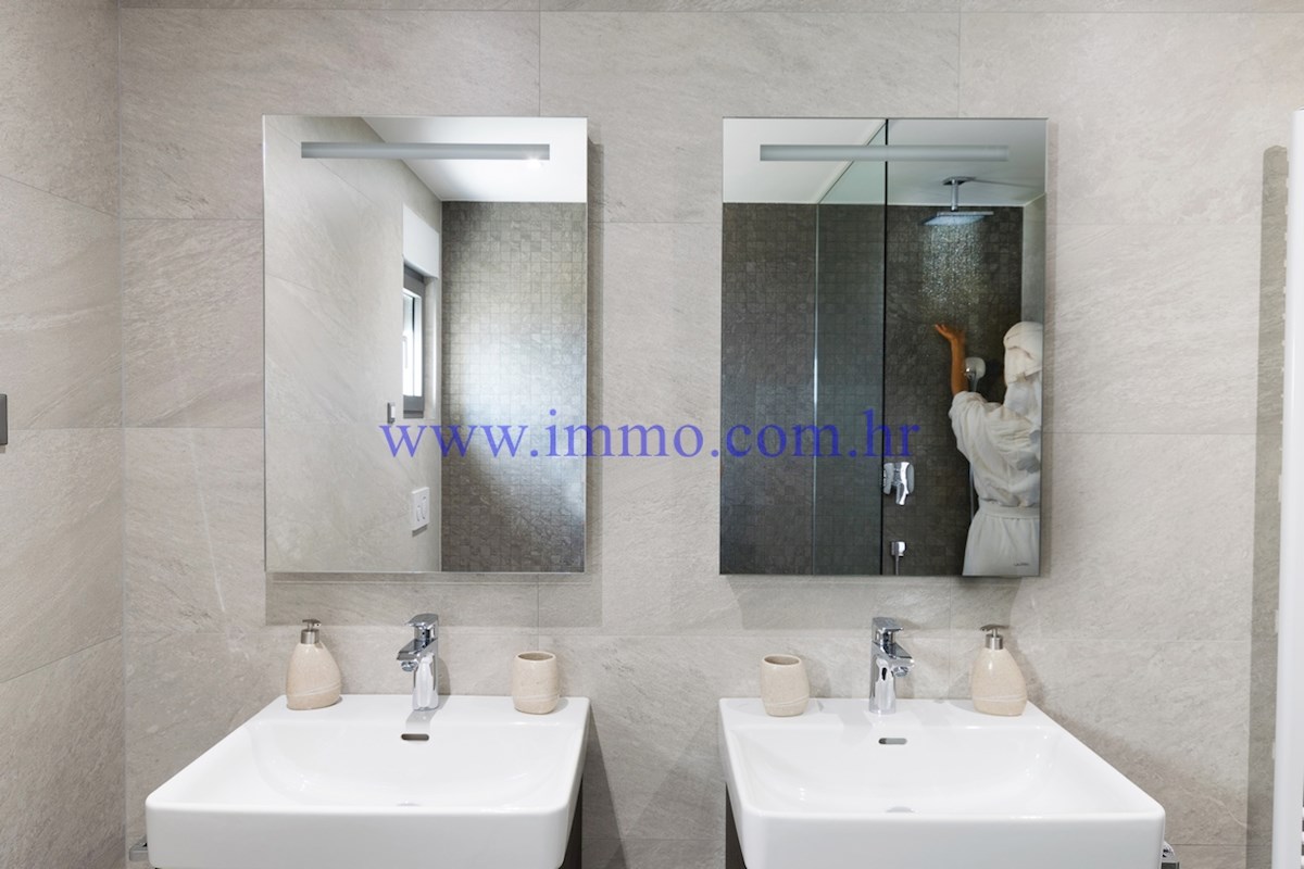 NUOVA VILLA CON PISCINA E VISTA PANORAMICA SUL MARE