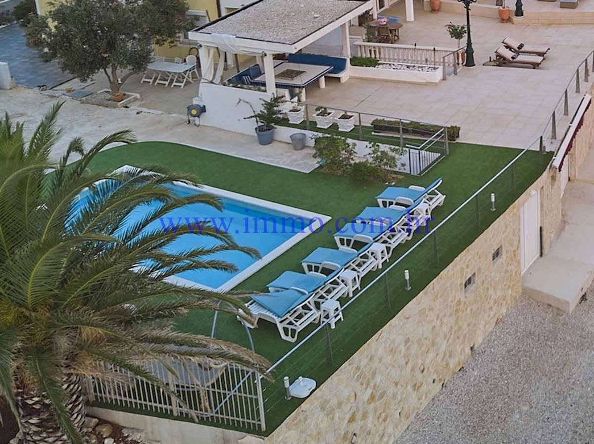 MERAVIGLIOSA VILLA IN PRIMA FILA SUL MARE