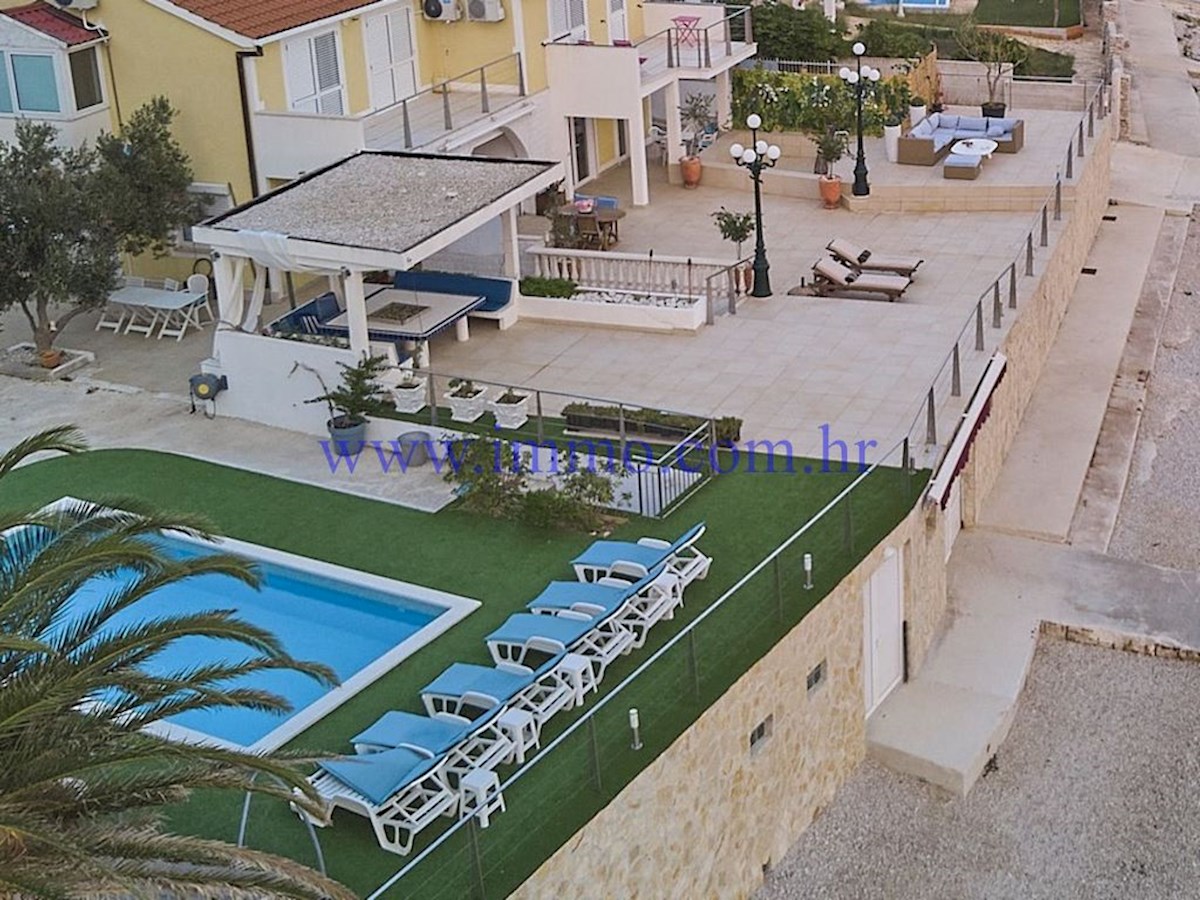 MERAVIGLIOSA VILLA IN PRIMA FILA SUL MARE