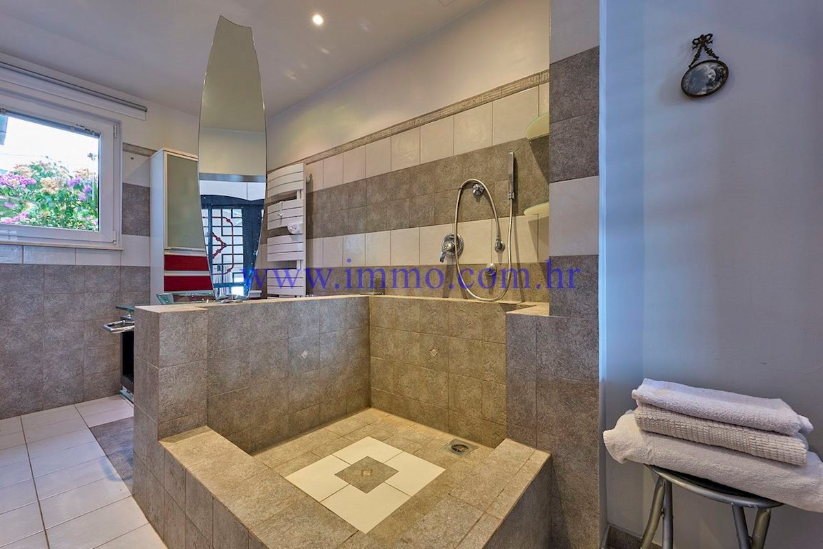 MERAVIGLIOSA VILLA IN PRIMA FILA SUL MARE