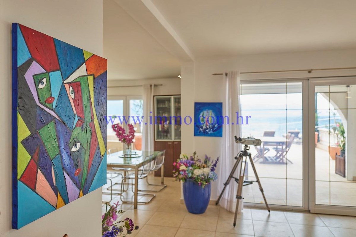 MERAVIGLIOSA VILLA IN PRIMA FILA SUL MARE