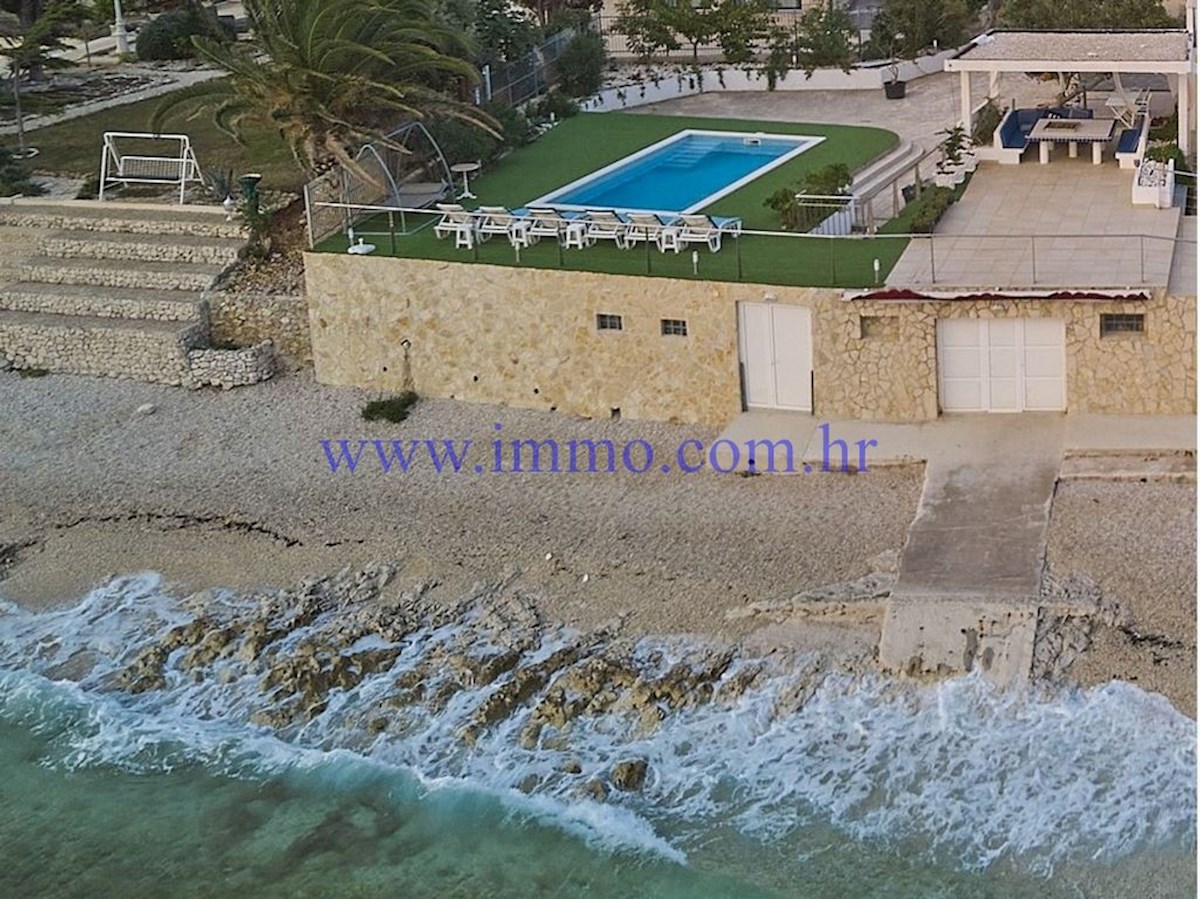 MERAVIGLIOSA VILLA IN PRIMA FILA SUL MARE