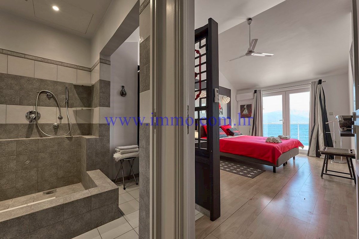 MERAVIGLIOSA VILLA IN PRIMA FILA SUL MARE