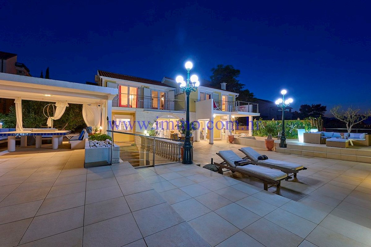 MERAVIGLIOSA VILLA IN PRIMA FILA SUL MARE