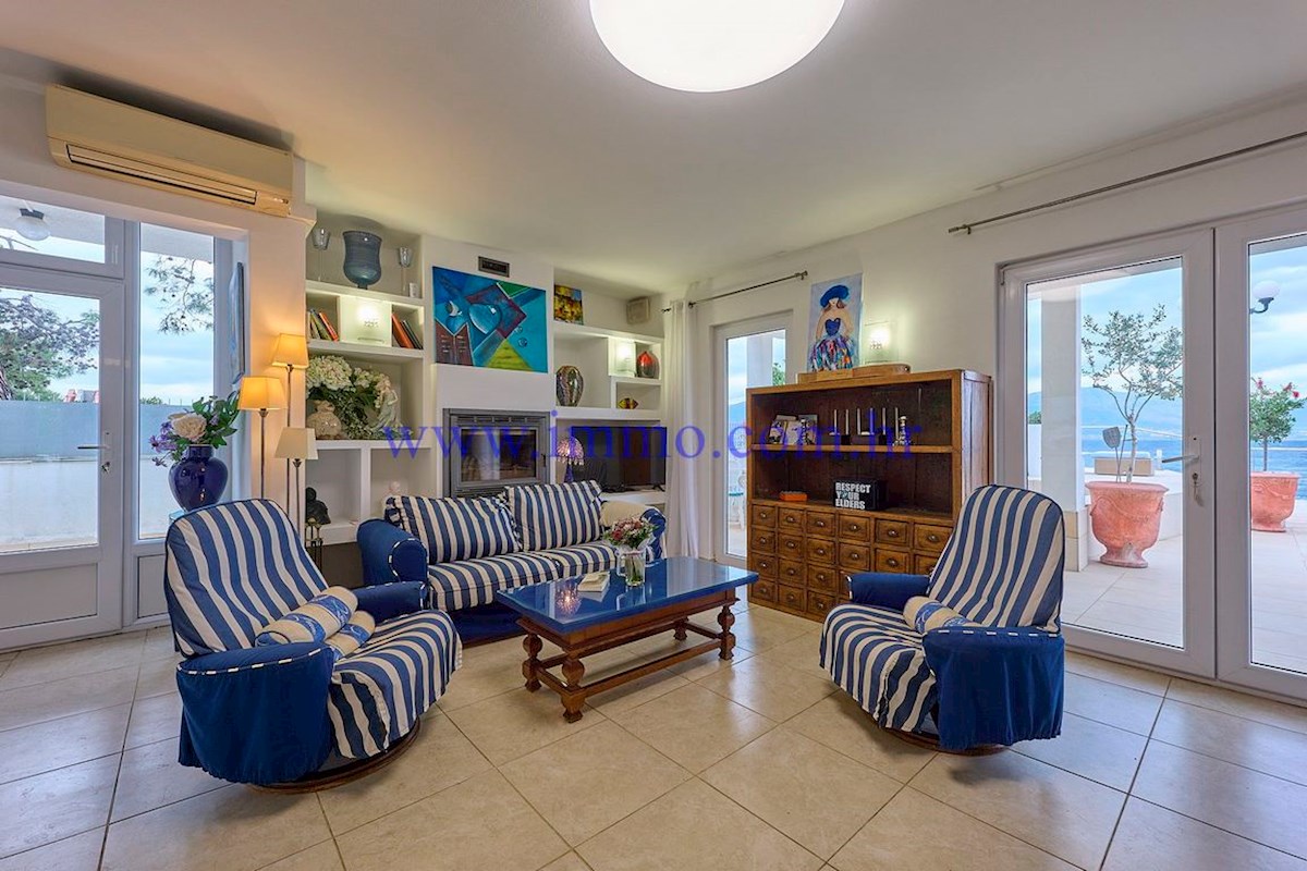 MERAVIGLIOSA VILLA IN PRIMA FILA SUL MARE