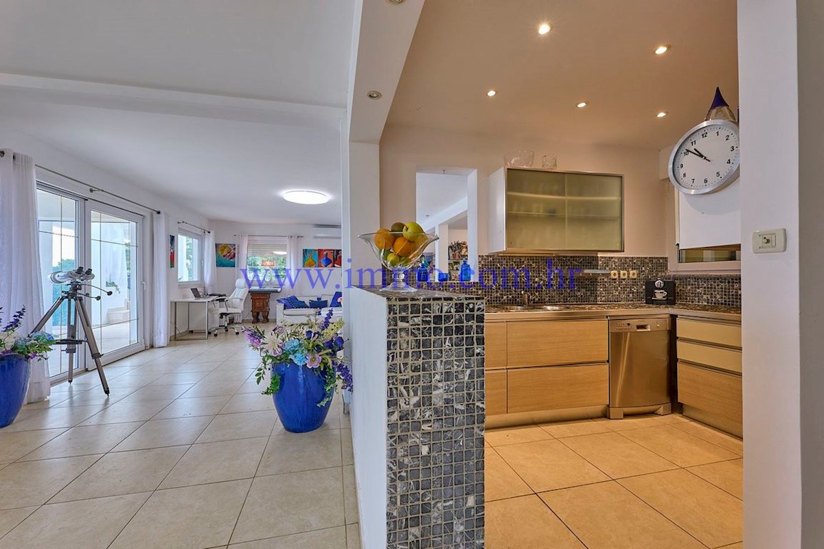 MERAVIGLIOSA VILLA IN PRIMA FILA SUL MARE