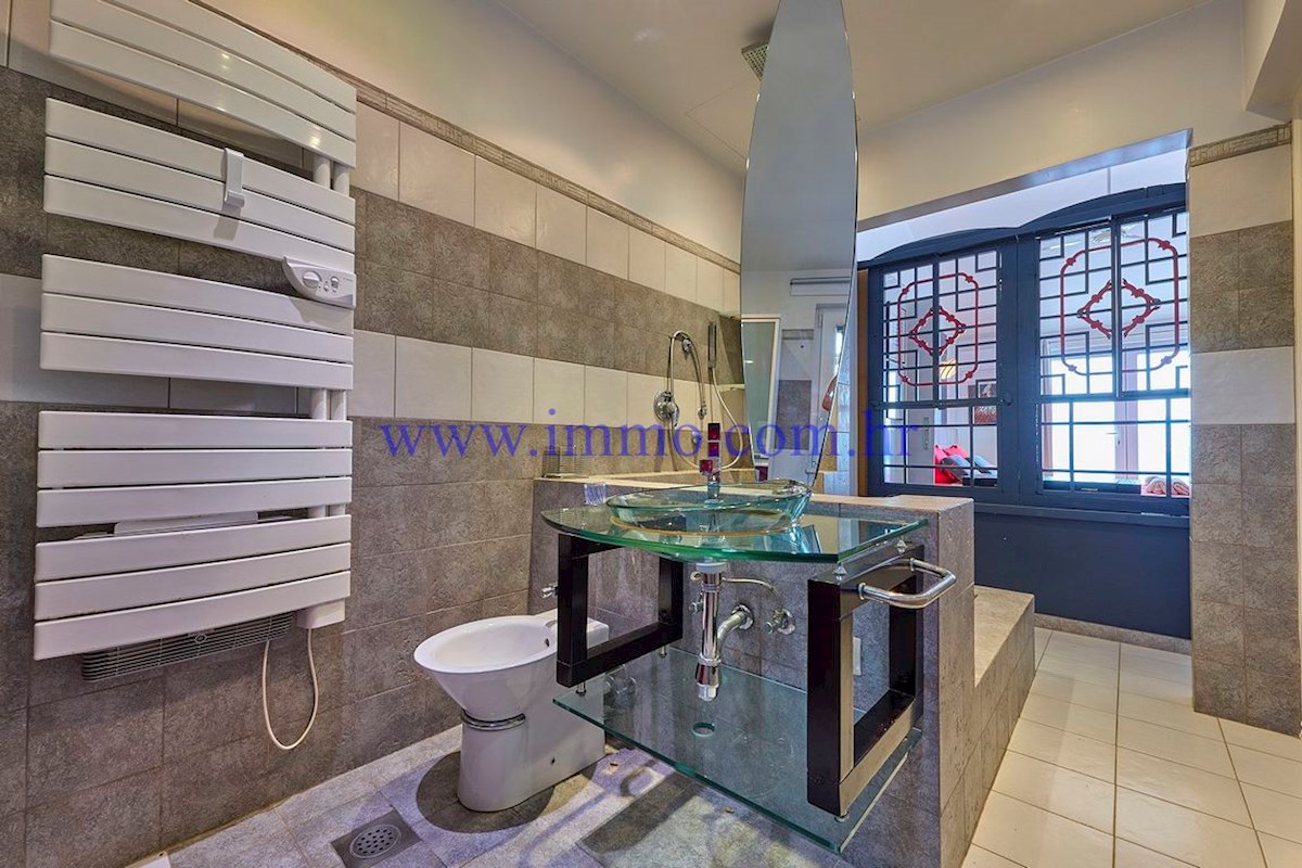 MERAVIGLIOSA VILLA IN PRIMA FILA SUL MARE