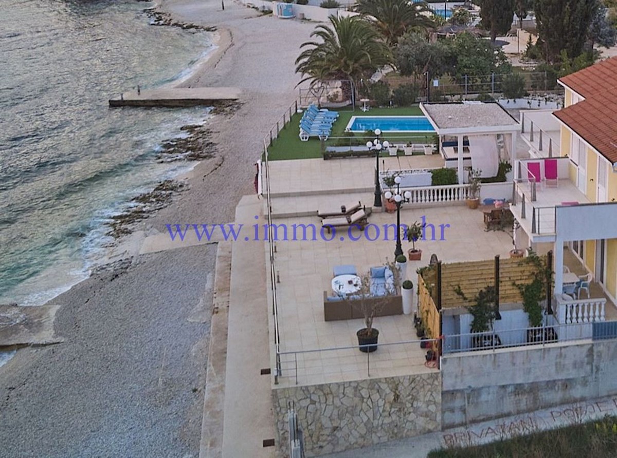 MERAVIGLIOSA VILLA IN PRIMA FILA SUL MARE