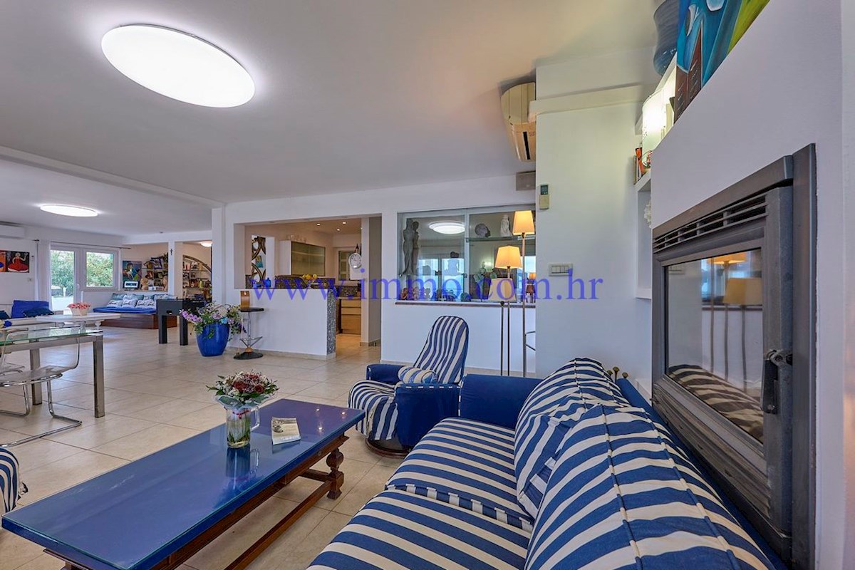 MERAVIGLIOSA VILLA IN PRIMA FILA SUL MARE