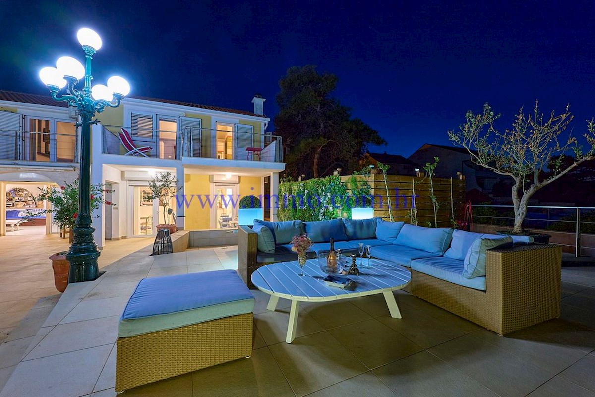 MERAVIGLIOSA VILLA IN PRIMA FILA SUL MARE