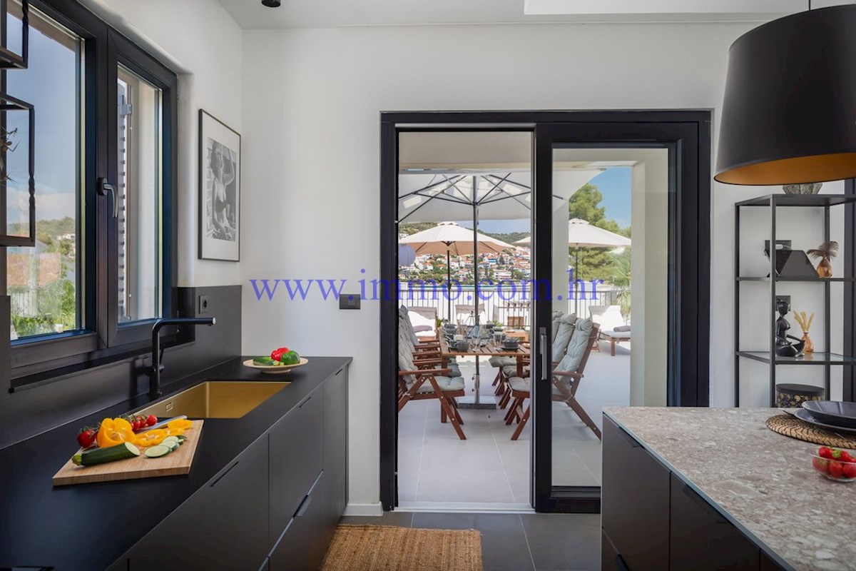NUOVA VILLA CON PISCINA VICINO AL MARE