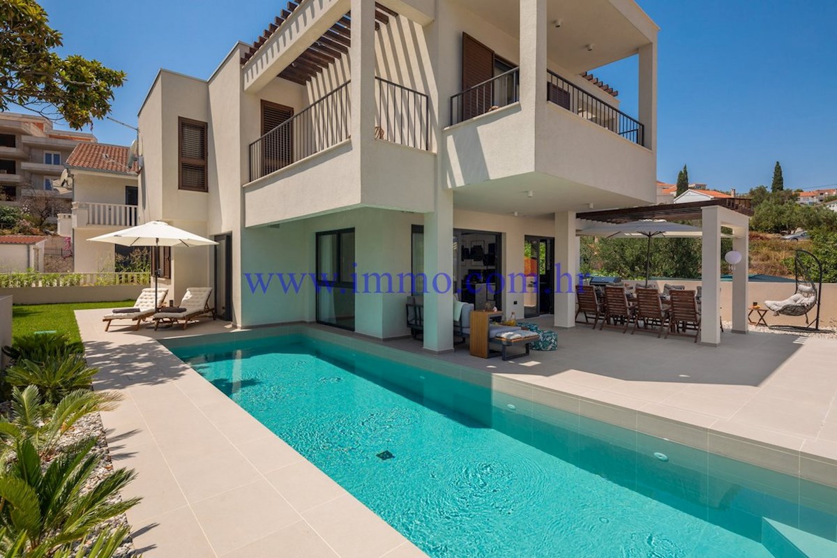 NUOVA VILLA CON PISCINA VICINO AL MARE