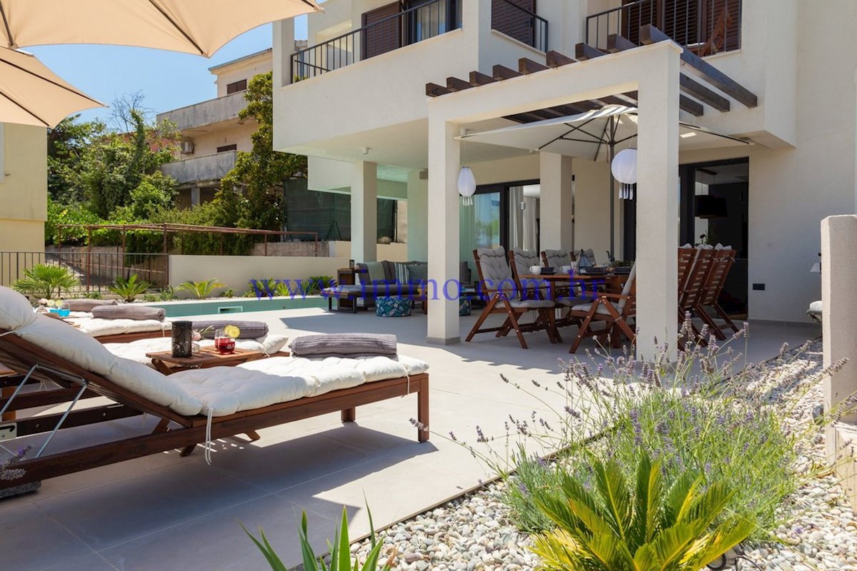 NUOVA VILLA CON PISCINA VICINO AL MARE