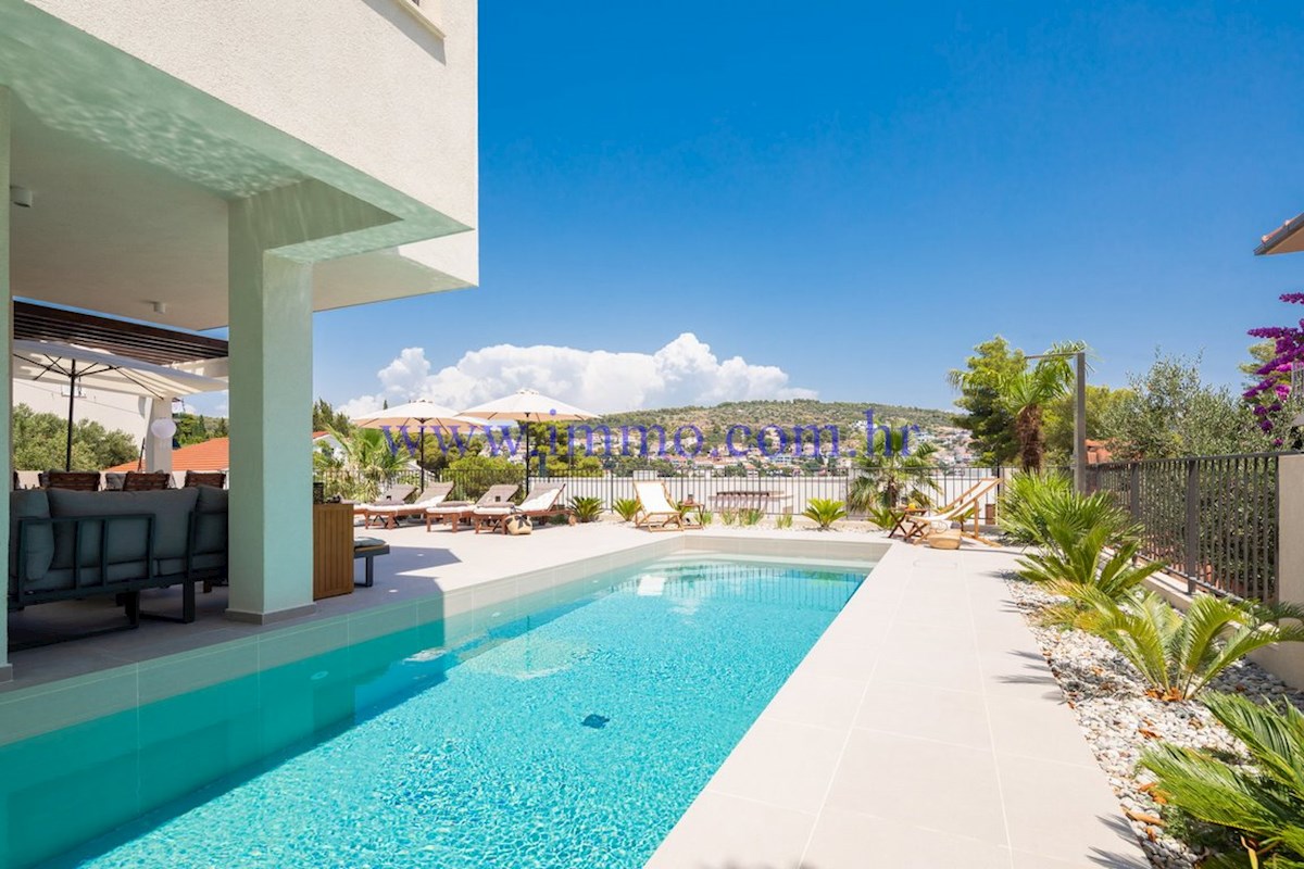 NUOVA VILLA CON PISCINA VICINO AL MARE
