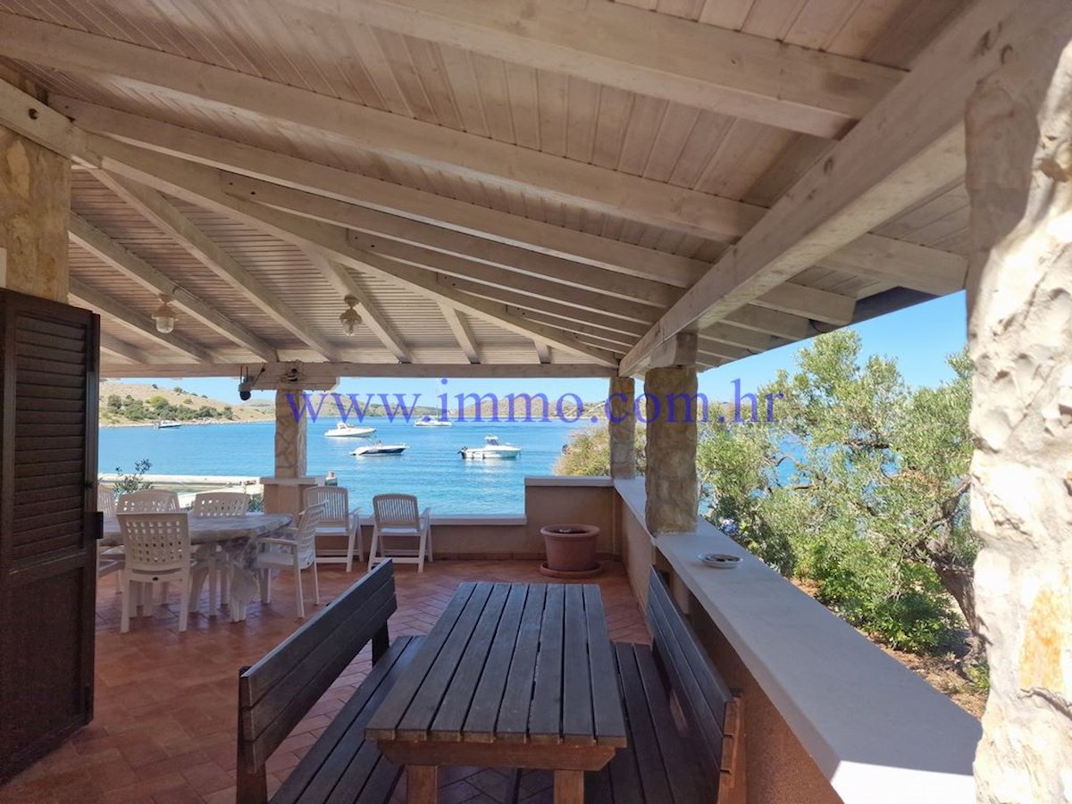 ARCIPELAGO DI KORNATI. CASA IN PRIMA FILA SUL MARE