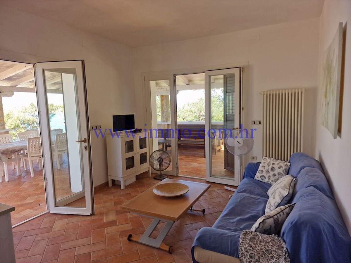 ARCIPELAGO DI KORNATI. CASA IN PRIMA FILA SUL MARE