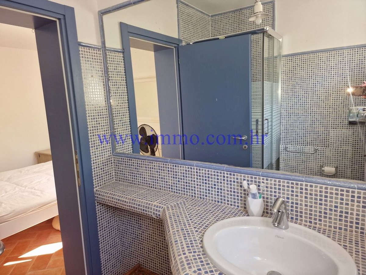 ARCIPELAGO DI KORNATI. CASA IN PRIMA FILA SUL MARE