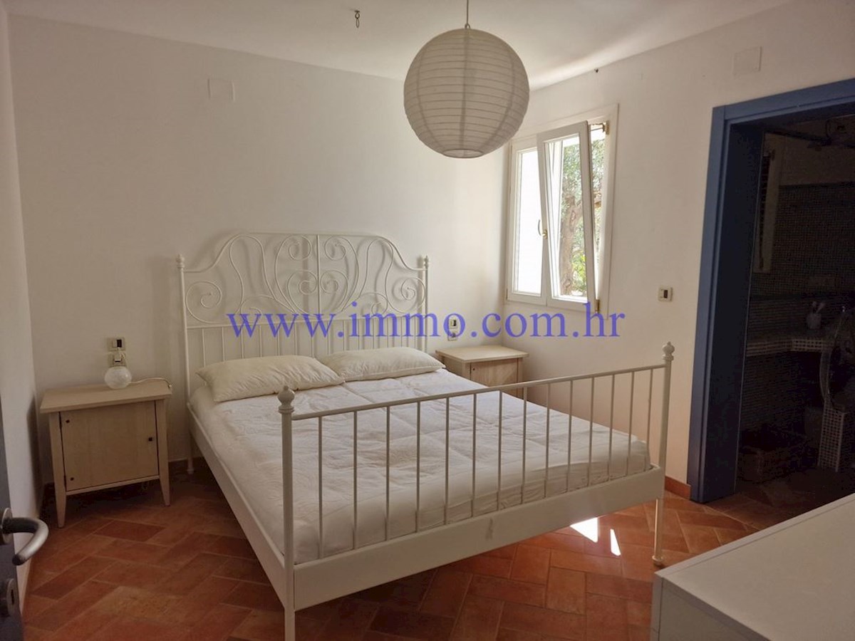 ARCIPELAGO DI KORNATI. CASA IN PRIMA FILA SUL MARE