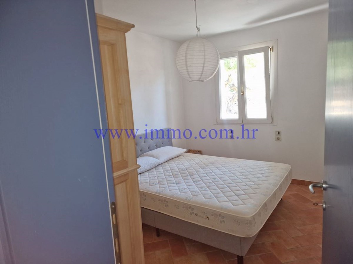 ARCIPELAGO DI KORNATI. CASA IN PRIMA FILA SUL MARE