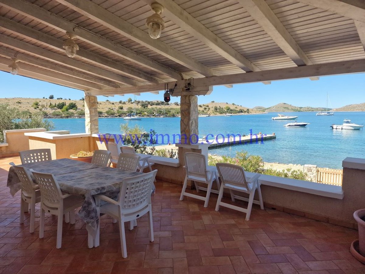 ARCIPELAGO DI KORNATI. CASA IN PRIMA FILA SUL MARE