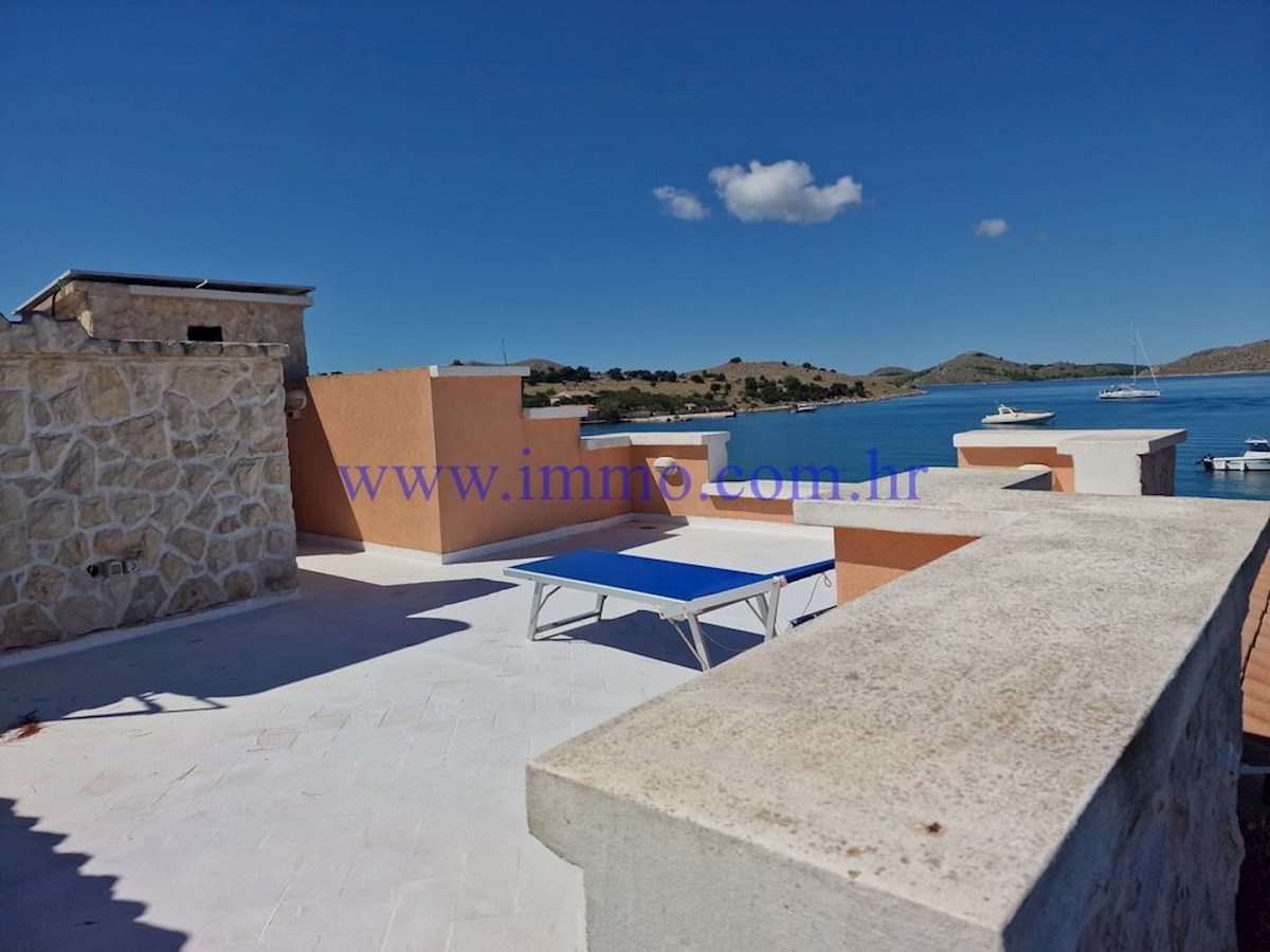 ARCIPELAGO DI KORNATI. CASA IN PRIMA FILA SUL MARE