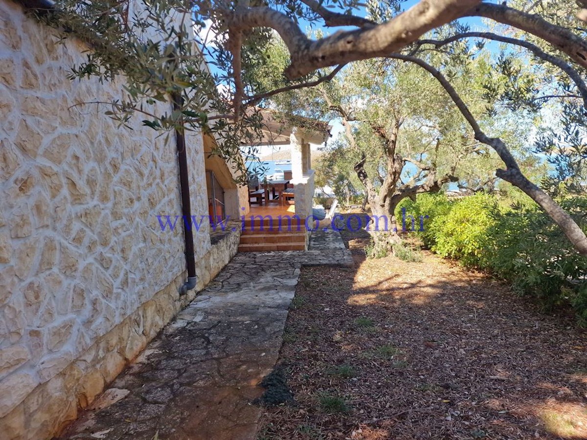 ARCIPELAGO DI KORNATI. CASA IN PRIMA FILA SUL MARE