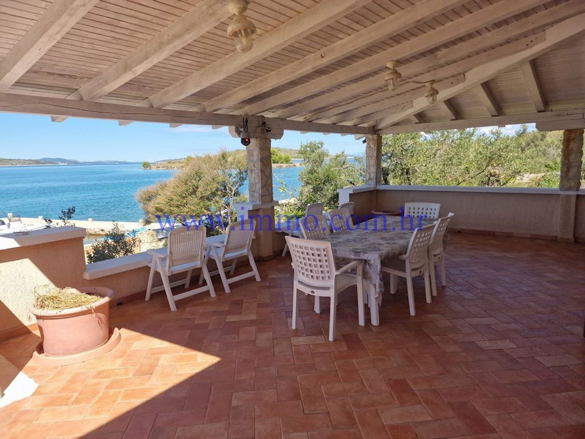 ARCIPELAGO DI KORNATI. CASA IN PRIMA FILA SUL MARE