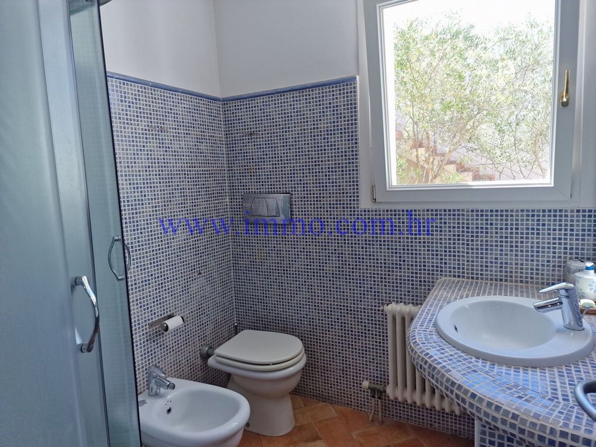 ARCIPELAGO DI KORNATI. CASA IN PRIMA FILA SUL MARE