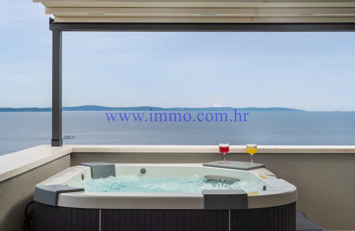 VILLA DI NUOVA COSTRUZIONE CON VISTA MARE