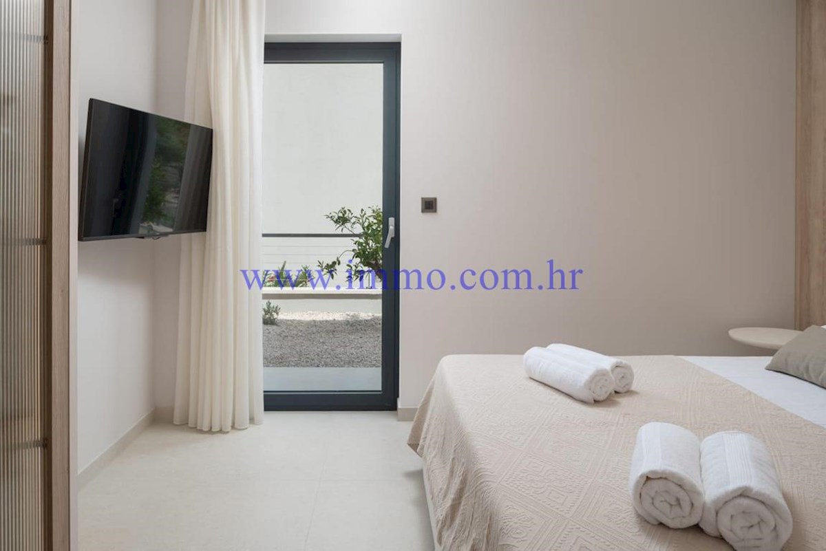 VILLA DI NUOVA COSTRUZIONE CON VISTA MARE