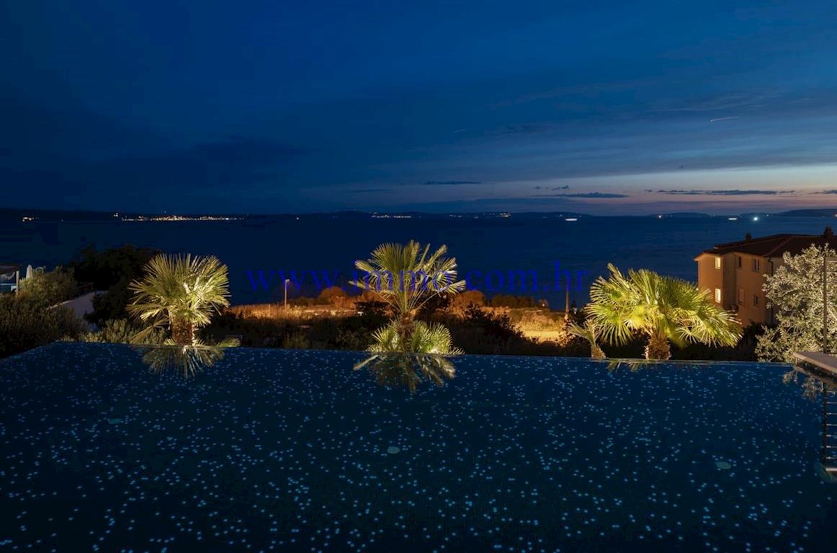 VILLA DI NUOVA COSTRUZIONE CON VISTA MARE