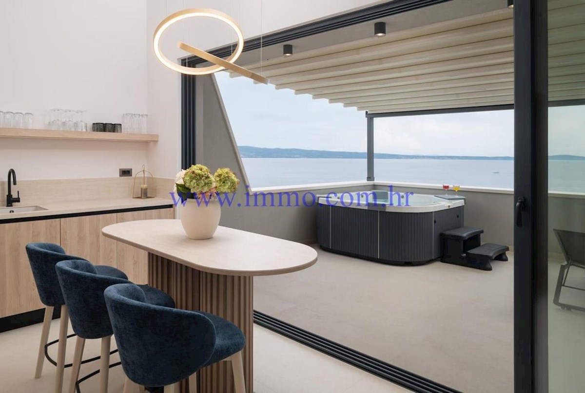 VILLA DI NUOVA COSTRUZIONE CON VISTA MARE