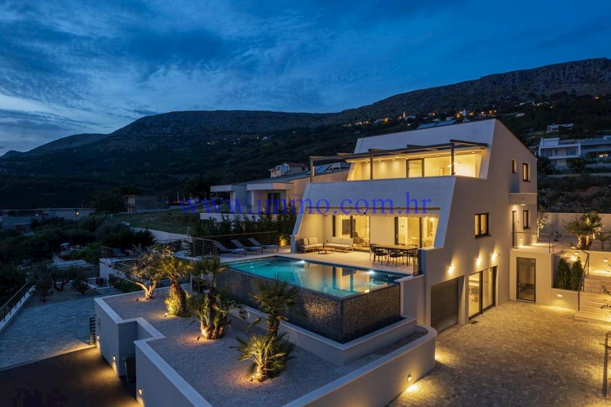 VILLA DI NUOVA COSTRUZIONE CON VISTA MARE