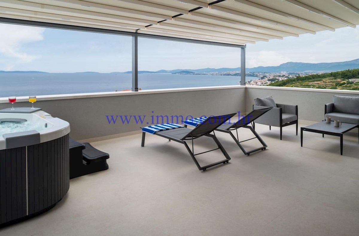 VILLA DI NUOVA COSTRUZIONE CON VISTA MARE