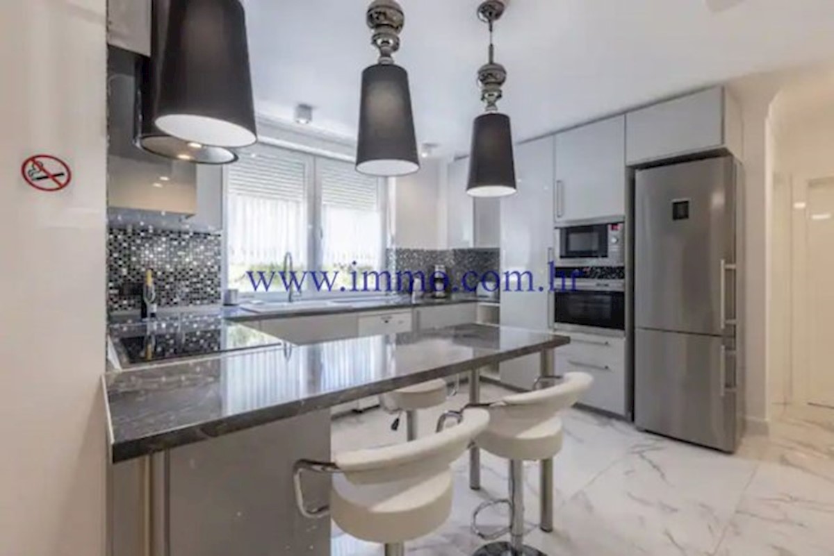 VILLA DI LUSSO CON PISCINA VICINO A SPALATO